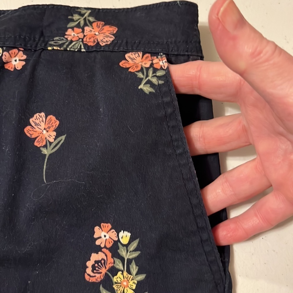 Karen Scott skirt/shorts, navy with pink flowers. Sz 8 - Picture 6 of 8